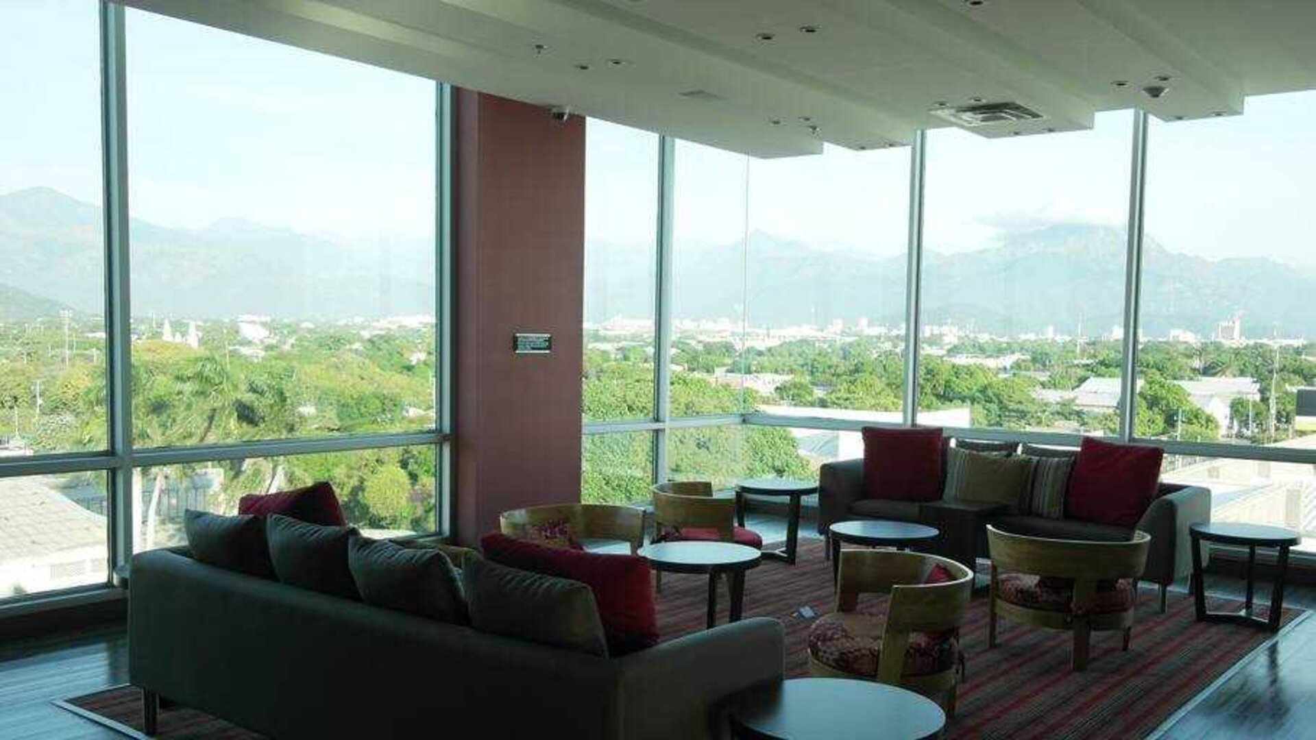 Lobby workspace at the Hampton by Hilton - Valledupar.