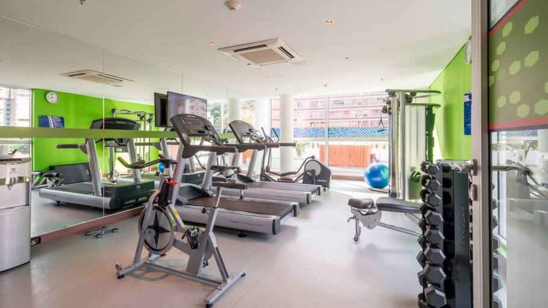 Fitness center at the Hampton by Hilton Cali.