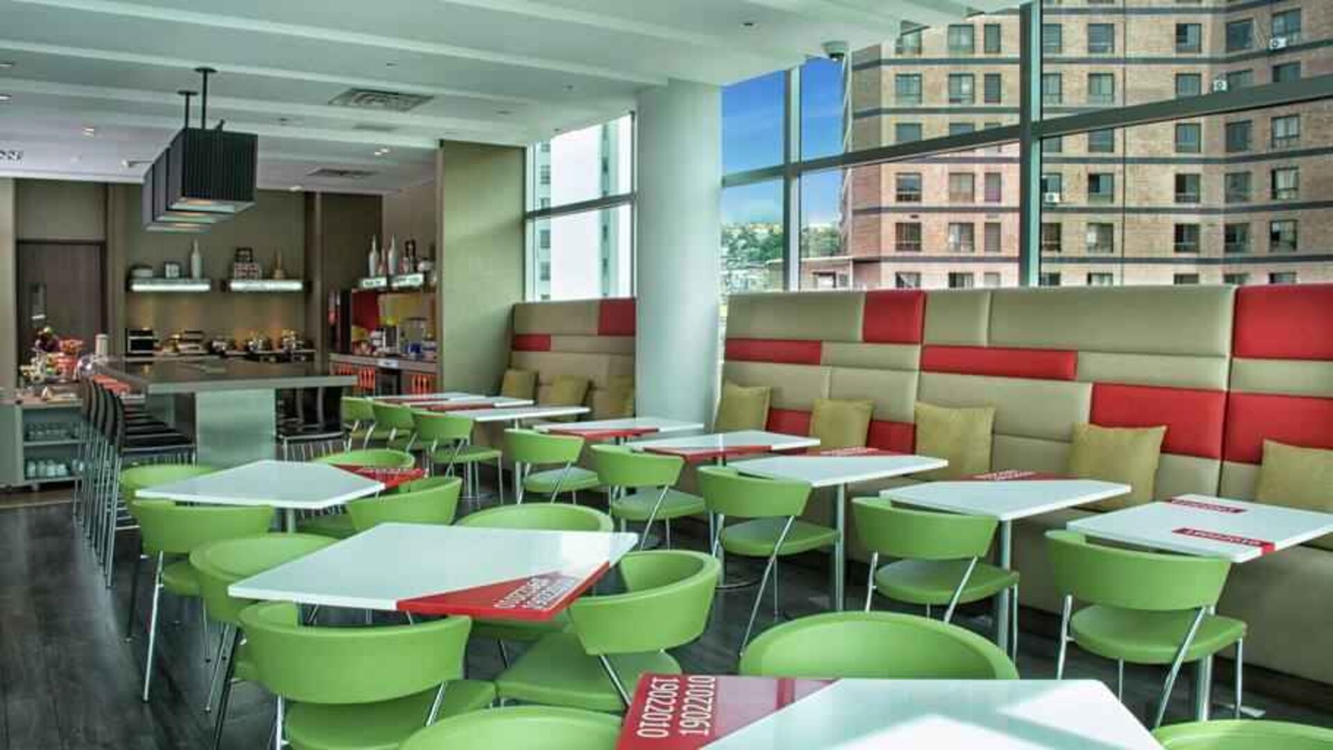 Dining area suitable for co-working at the Hampton by Hilton Cali.