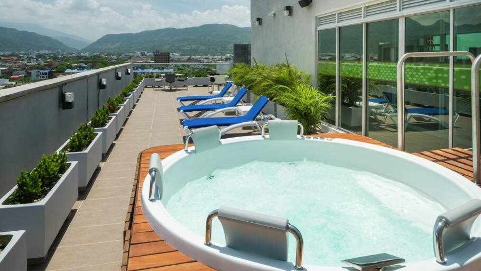 Terrace with pool at the Hampton by Hilton - Yopal.