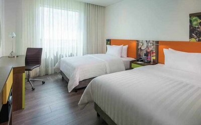 Twin room with desk at the Hampton by Hilton - Yopal.