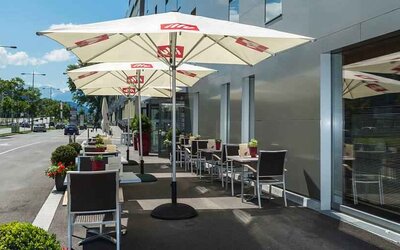 Seating area suitable for co-working at the Tivoli Innsbruck.