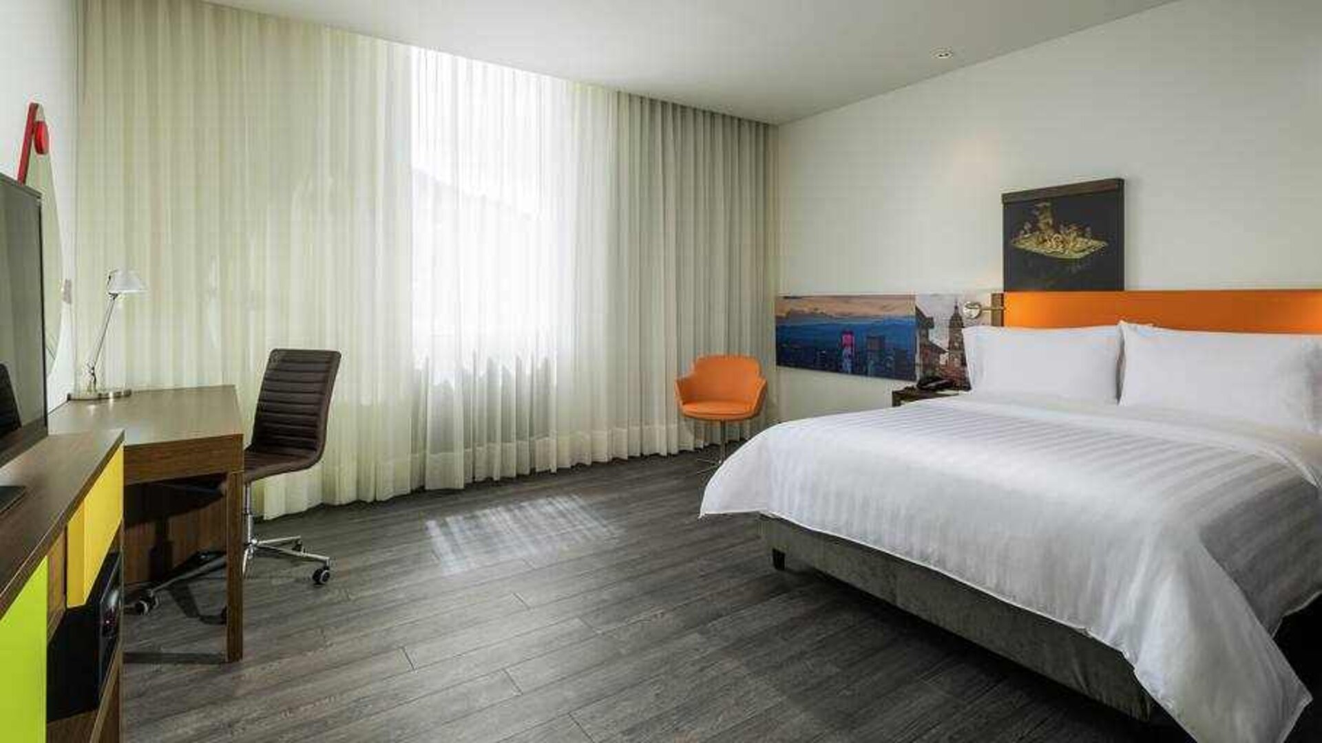 Hotel room with desk at the Hampton By Hilton Bogota Usaquen.