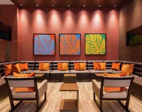 Twin room with desk at the Hampton By Hilton Bogota Usaquen.