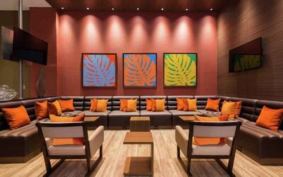 Twin room with desk at the Hampton By Hilton Bogota Usaquen.