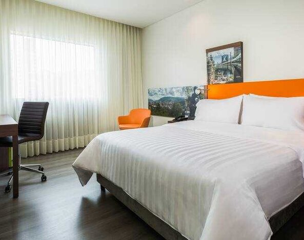 Hotel room with desk at the Hampton by Hilton Medellin Antioquia.