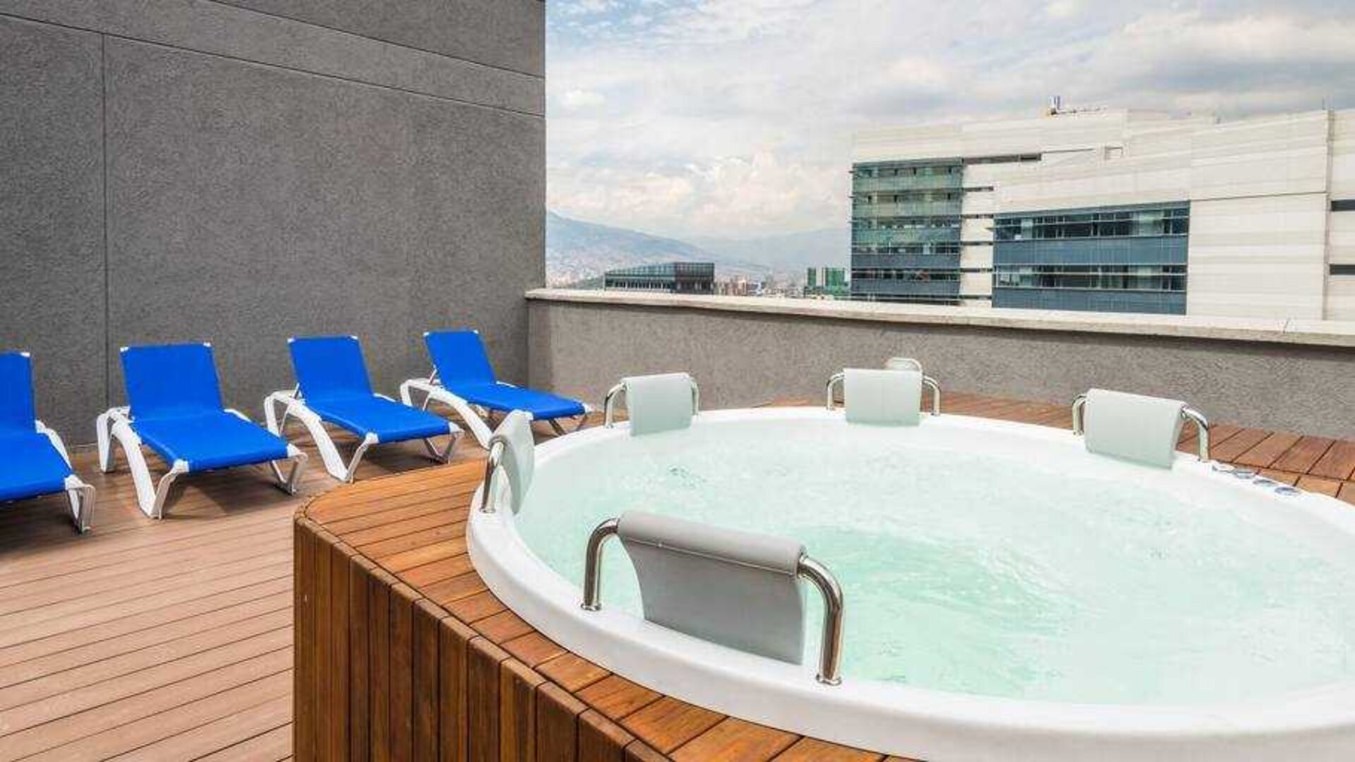 Outdoor terrace with pool at the Hampton by Hilton Medellin Antioquia.