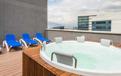 Outdoor terrace with pool at the Hampton by Hilton Medellin Antioquia.