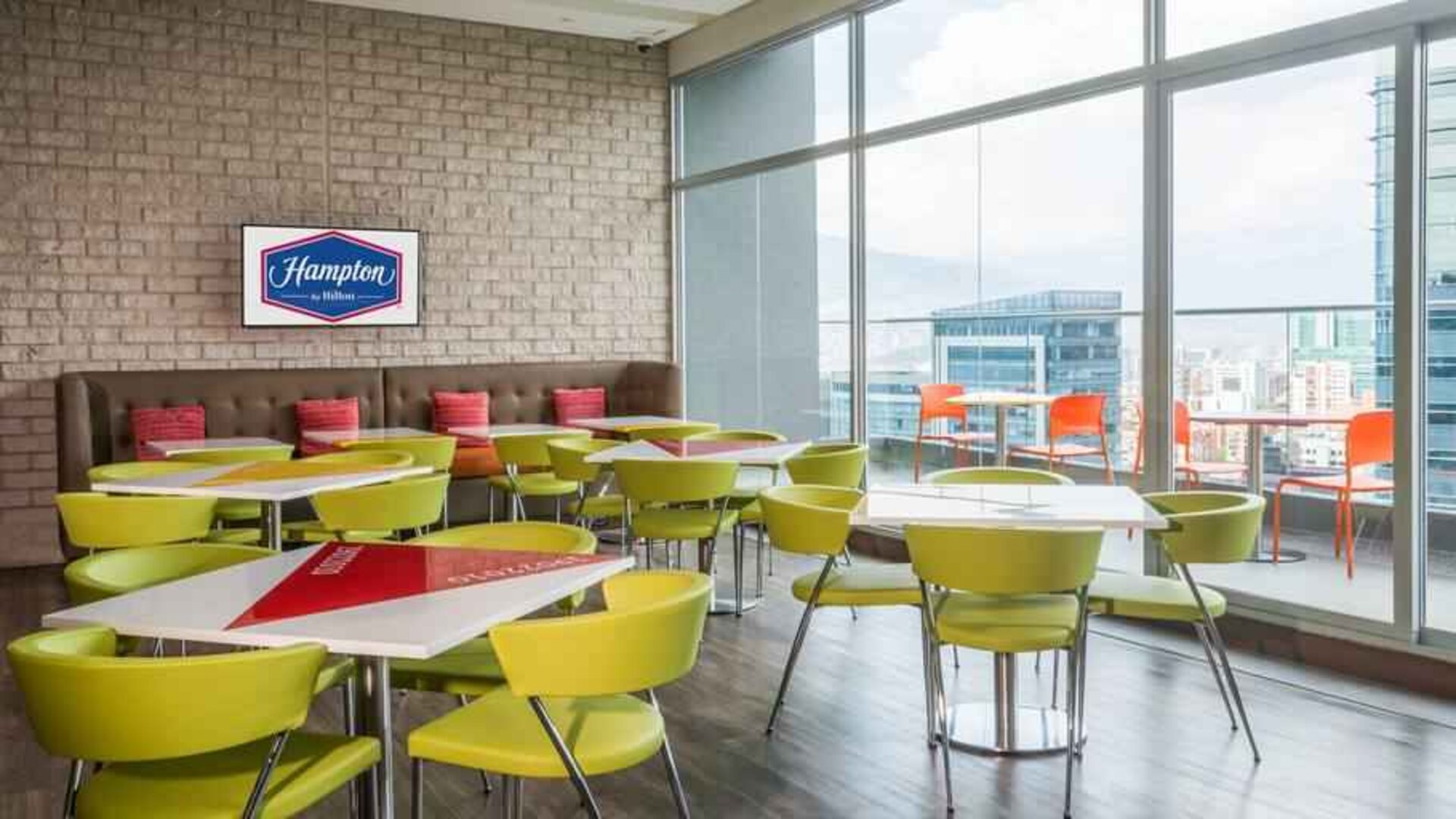 Dining area perfect for co-working at the Hampton by Hilton Medellin Antioquia.