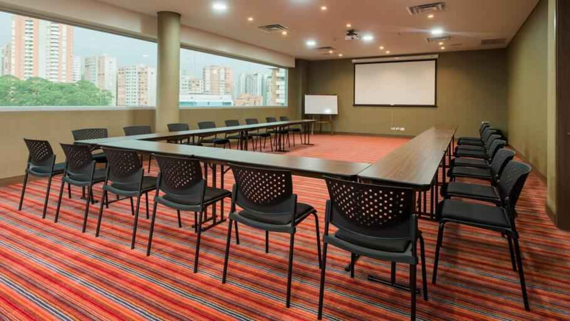 Meeting room with desk at the Hampton by Hilton Medellin Antioquia.