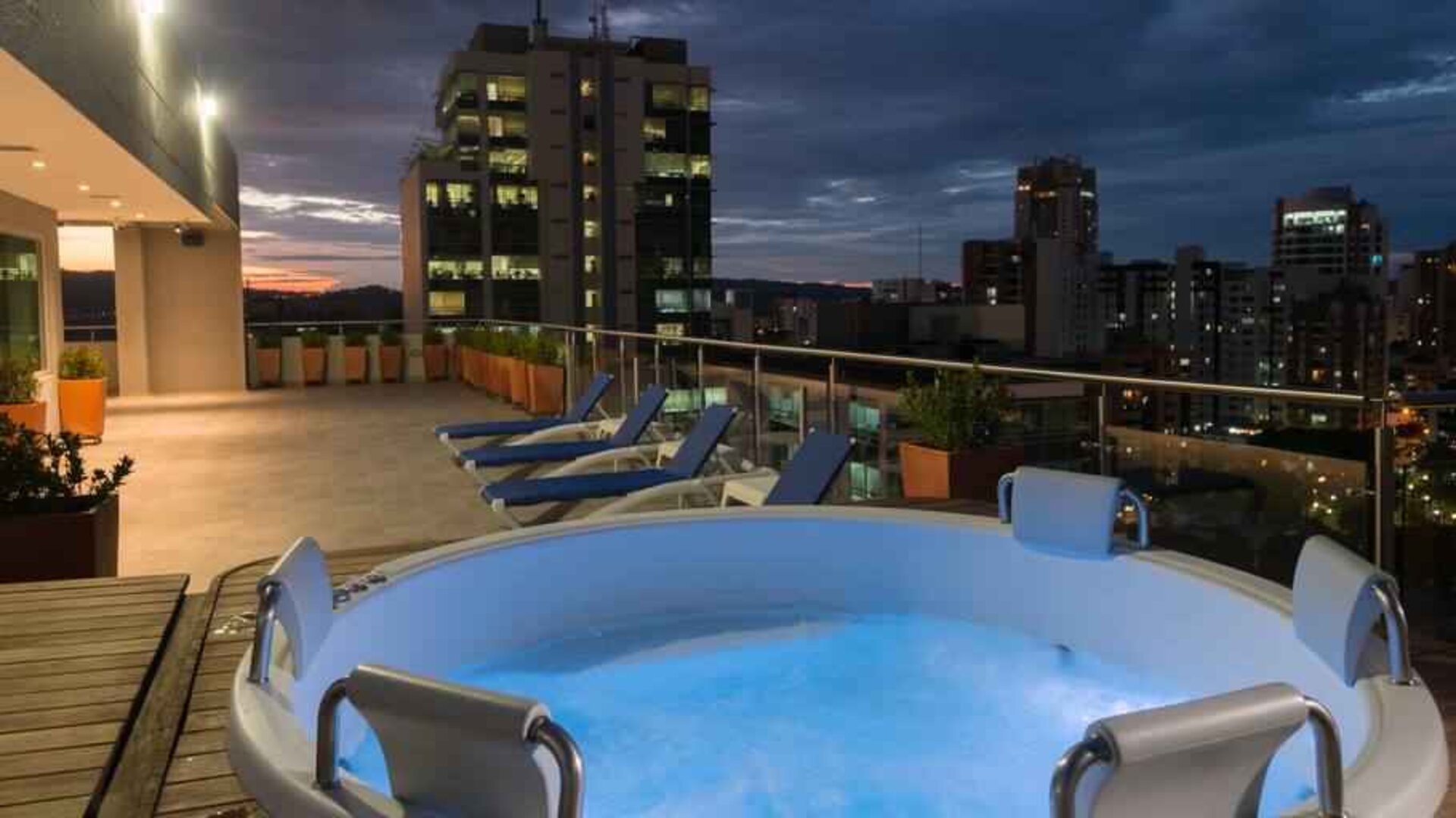 Outdoor pool at the Hampton by Hilton Bucaramanga
