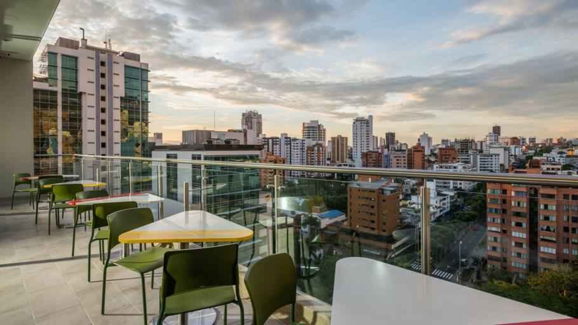 Outdoor terrace suitable as workspace at the Hampton by Hilton Bucaramanga.