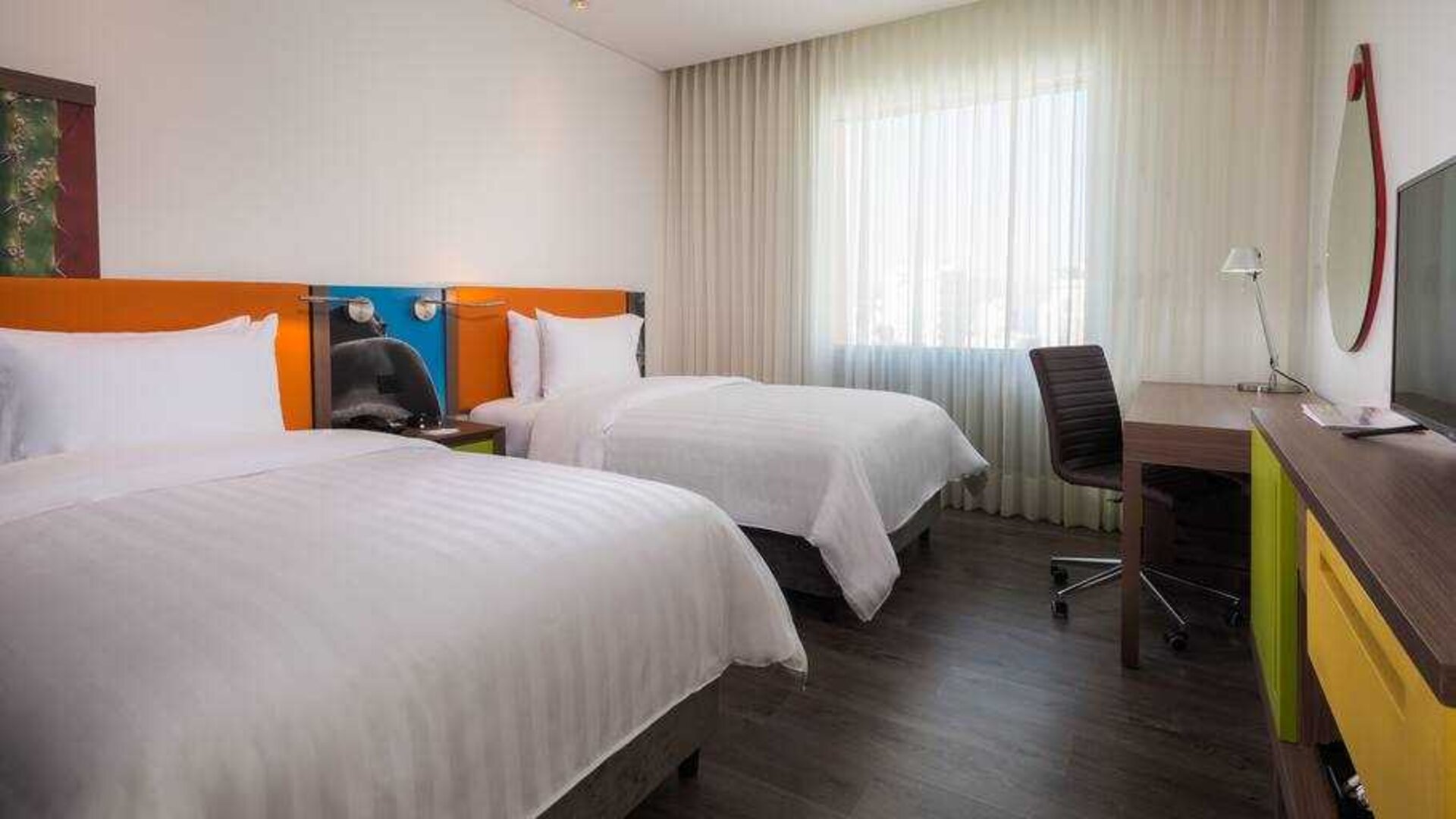 Twin room at the Hampton by Hilton Bucaramanga.