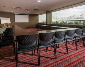 Meeting room at the Hampton by Hilton Bucaramanga.