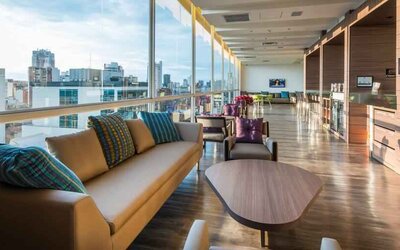 Hotel room at the Hampton by Hilton Bucaramanga.