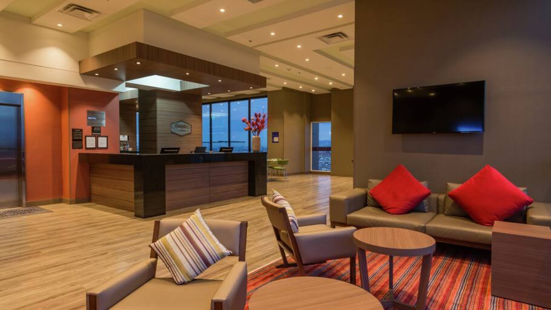Lobby workspace at the Hampton by Hilton Bogota Airport.