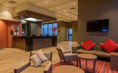 Lobby workspace at the Hampton by Hilton Bogota Airport.
