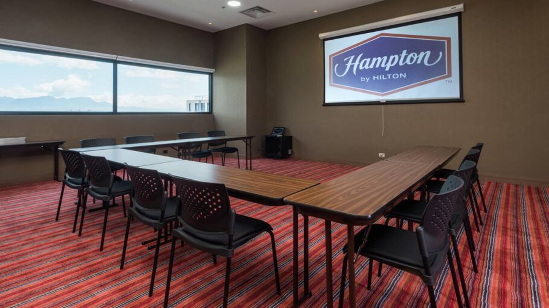 Meeting room at the Hampton by Hilton Bogota Airport.