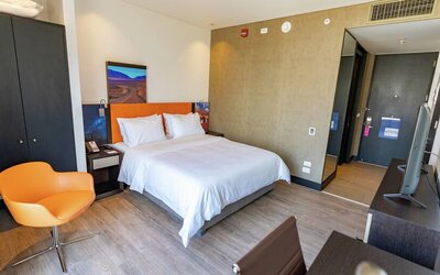 King bedroom with desk at the Hampton by Hilton Antofagasta.