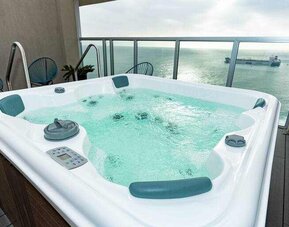 Terrace with jacuzzi at the Hampton by Hilton Antofagasta.