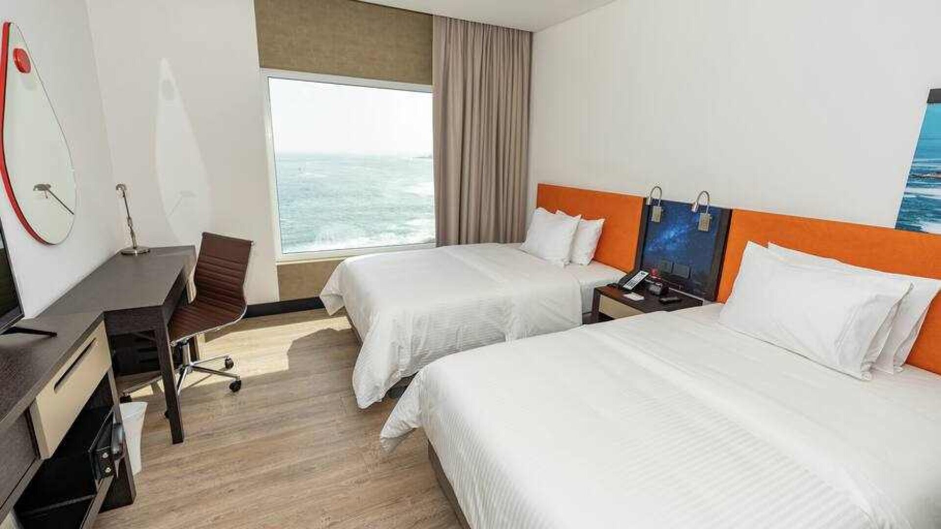 Twin room with working station at the Hampton by Hilton Antofagasta.