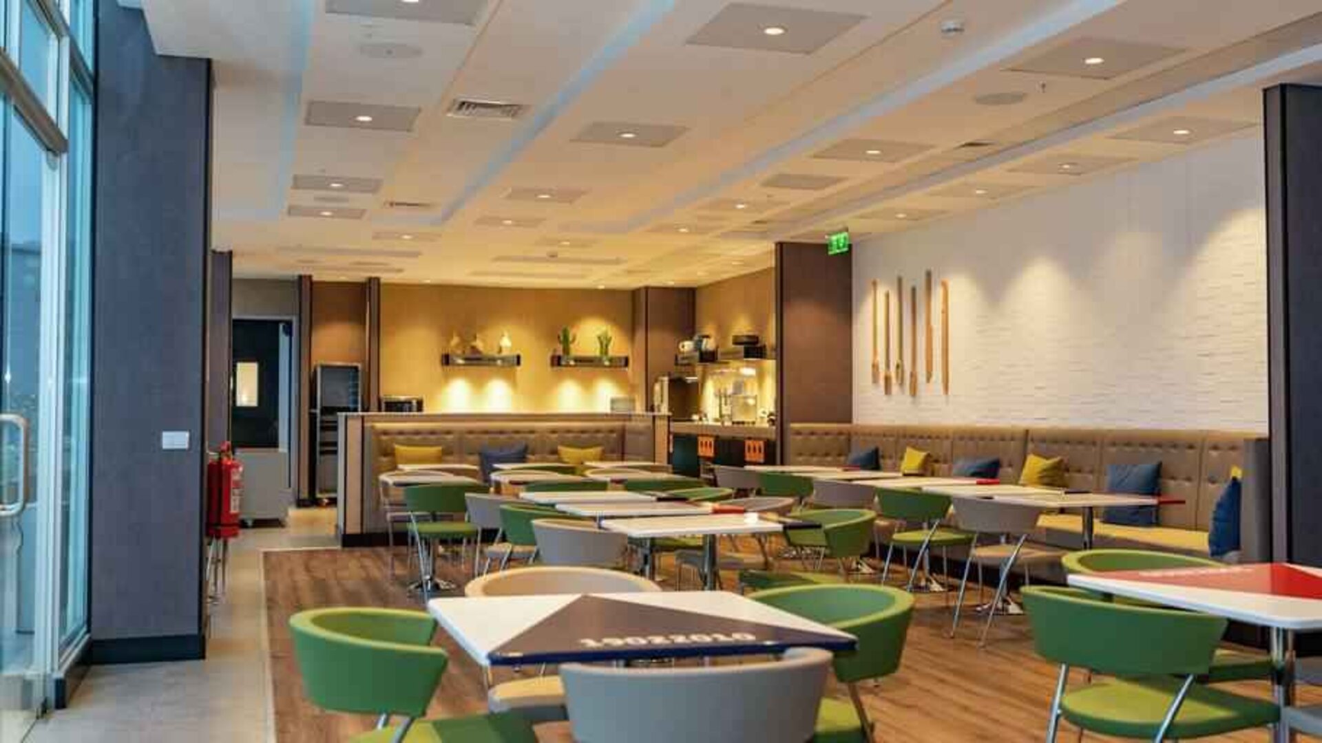 Dining area suitable for co-working at the Hampton by Hilton Antofagasta.