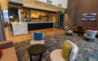 Lobby workspace at the Hampton by Hilton Antofagasta.