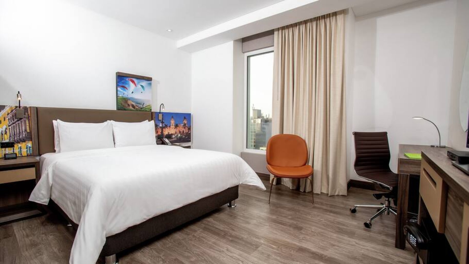 Queen room with desk at the Hampton by Hilton Lima San Isidro.