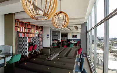 Hotel workspace suitable for co-working at the Hampton by Hilton Lima San Isidro.