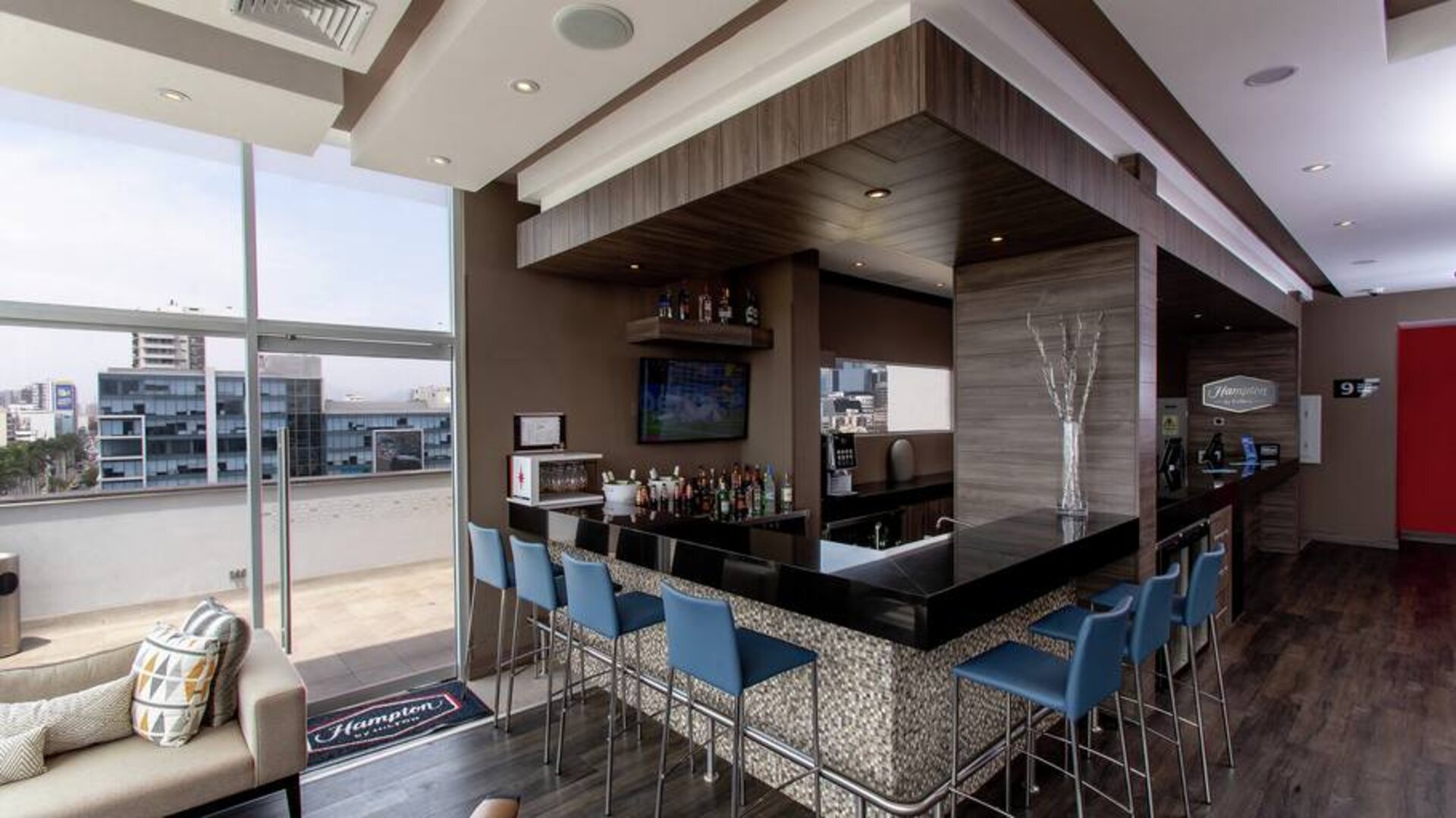 Seating area along the bar at the Hampton by Hilton Lima San Isidro.