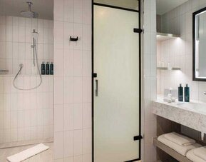 Guest bathroom at the Hilton Garden Inn Peterborough City Centre.