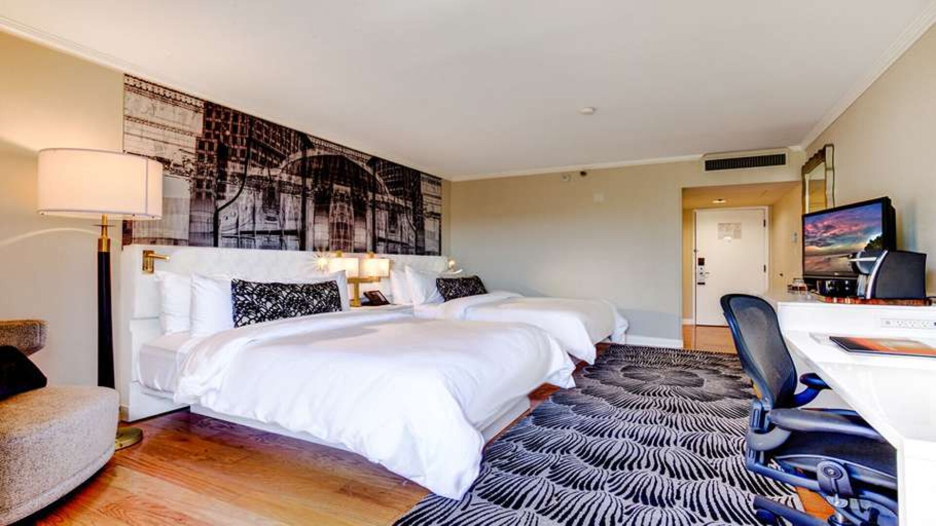 Twin room with desk at Avenue Of The Arts Hotel.