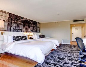 Twin room with desk at Avenue Of The Arts Hotel.