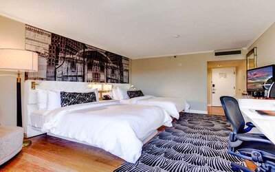 Twin room with desk at Avenue Of The Arts Hotel.