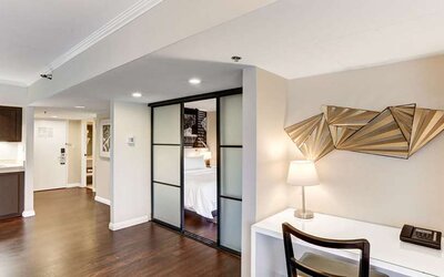 Working station at Avenue Of The Arts Hotel.