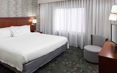 Day use room with natural light at Courtyard Miami Dolphin Mall.