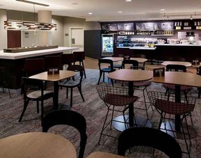 Dining area perfect for coworking at Courtyard Miami Dolphin Mall.