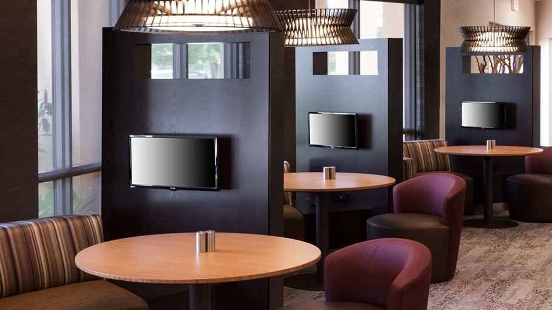 Dining area perfect for coworking at Courtyard Miami Dolphin Mall.