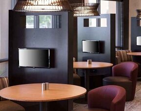 Dining area perfect for coworking at Courtyard Miami Dolphin Mall.