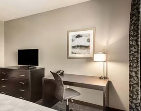 Work desk inside day use room at Holiday Inn & Suites Silicon Valley - Milpitas.
