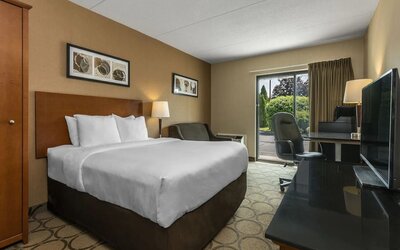 Delux king room with TV and work desk at Comfort Inn Airport East Ancienne-Lorette.