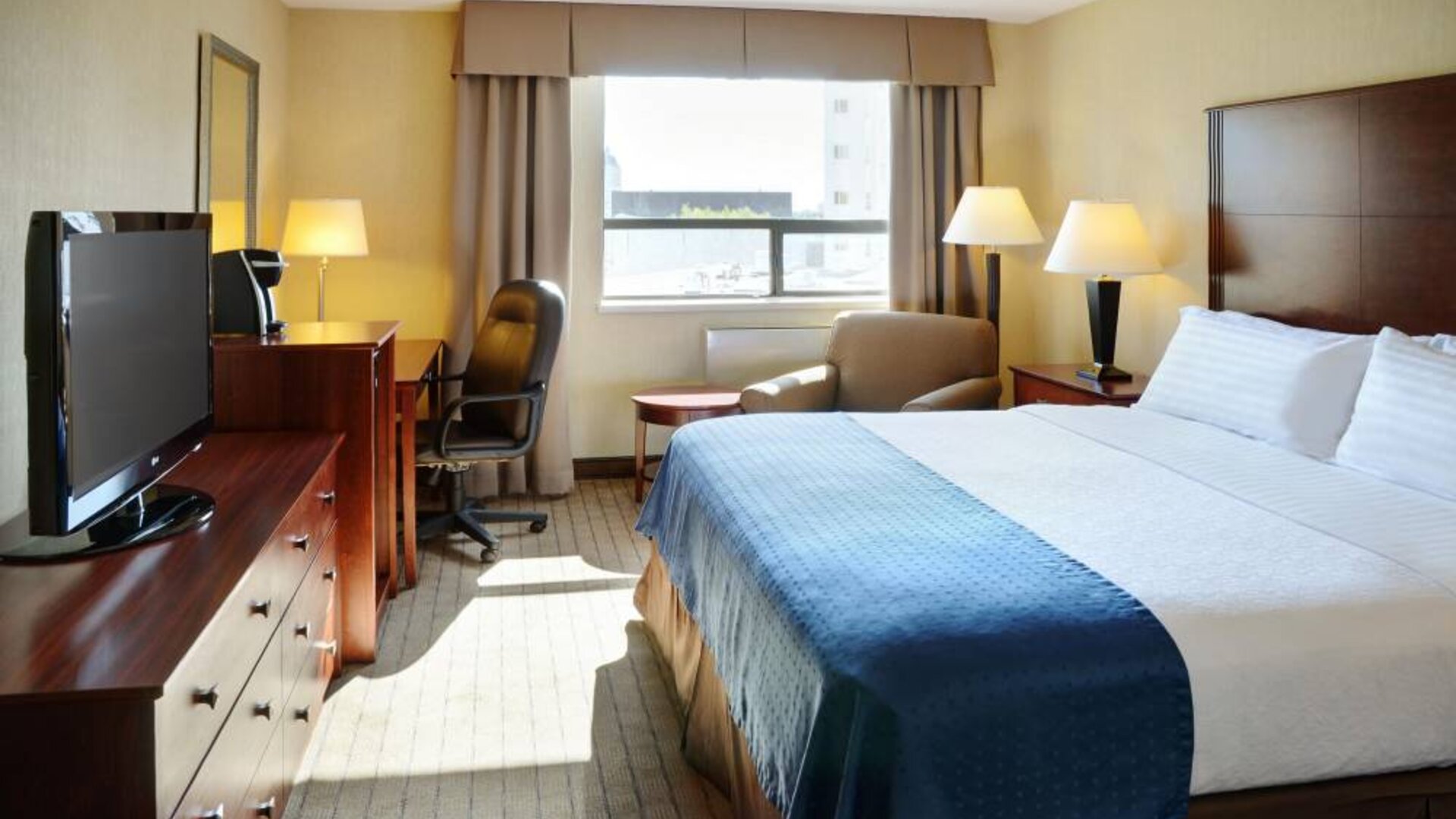 Holiday Inn Winnipeg Downtown guest room featuring double bed and workspace desk/chair.