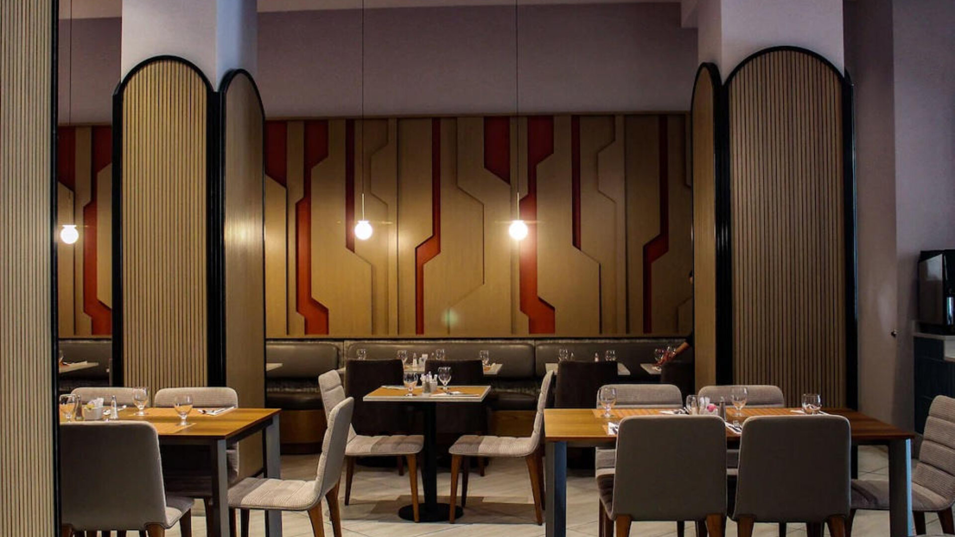 The DoubleTree Times Square South’s restaurant, with range of table sizes and hard floor.