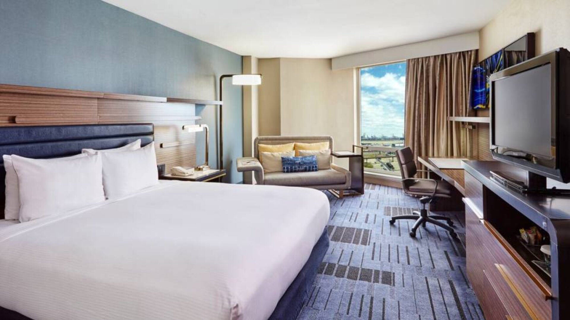 Day use room with work desk at Hilton Newark Airport.