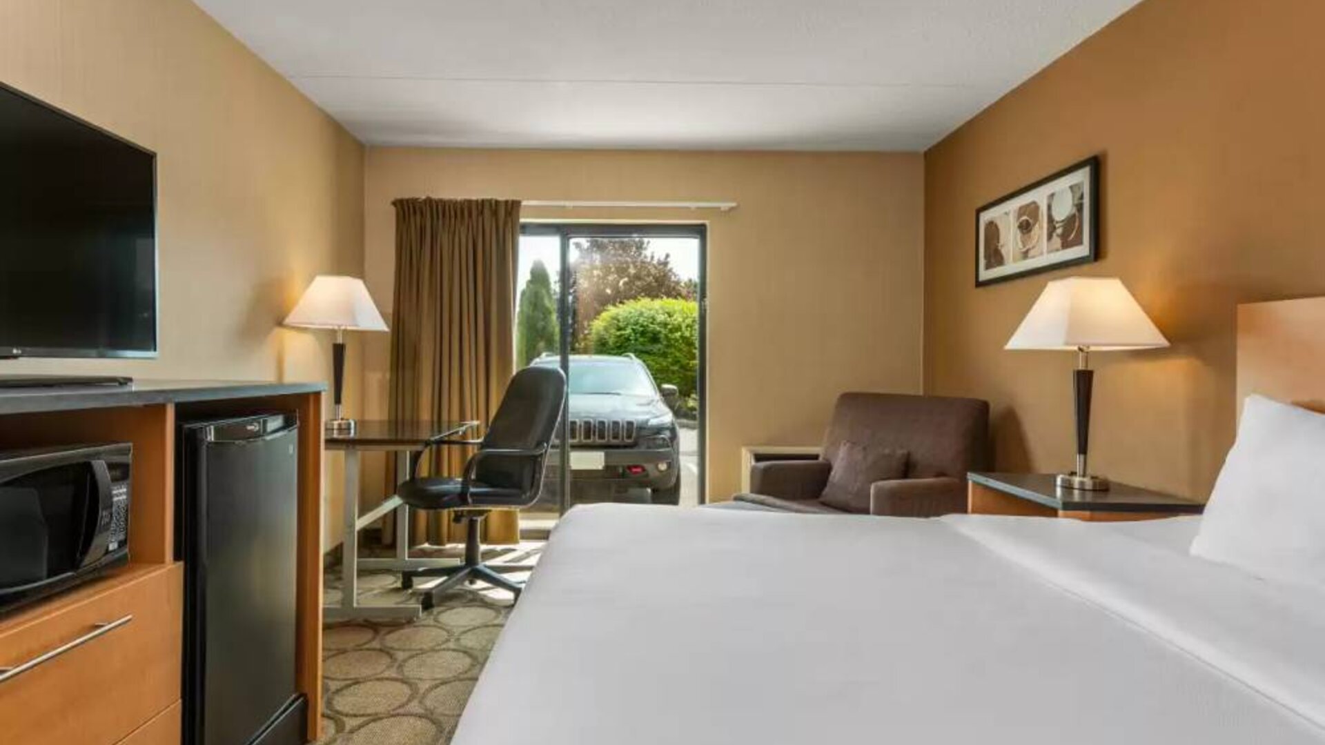 Comfort Inn Gatineau guest room, featuring large window as well as an armchair.