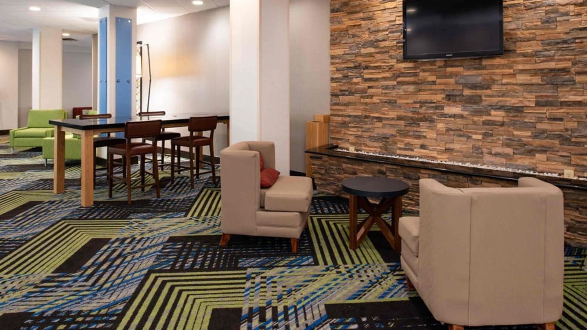 Lounge and coworking space at Holiday Inn Express Towson Baltimore N.