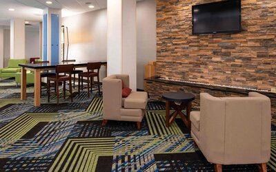 Lounge and coworking space at Holiday Inn Express Towson Baltimore N.