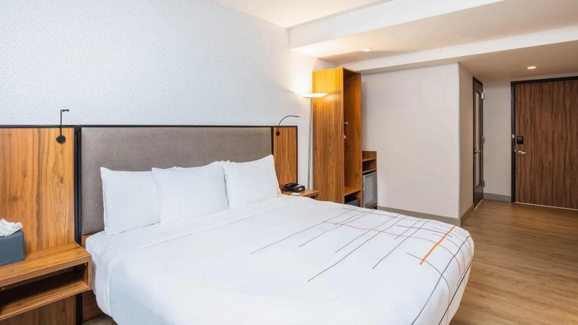 A double bed guest room in La Quinta Times Square South.