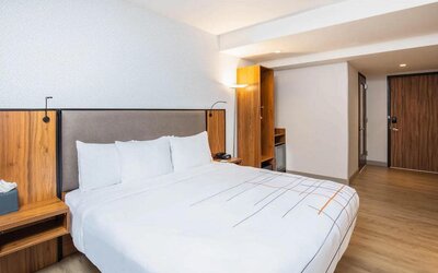 A double bed guest room in La Quinta Times Square South.