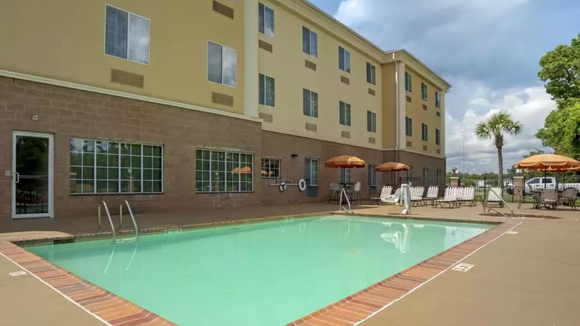 Large outdoor pool at Comfort Suites Alexandria, LA.